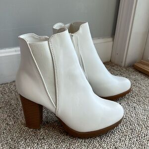Girgod White Heeled Boots. Fuzzy Lined. Never Worn. Size 7.